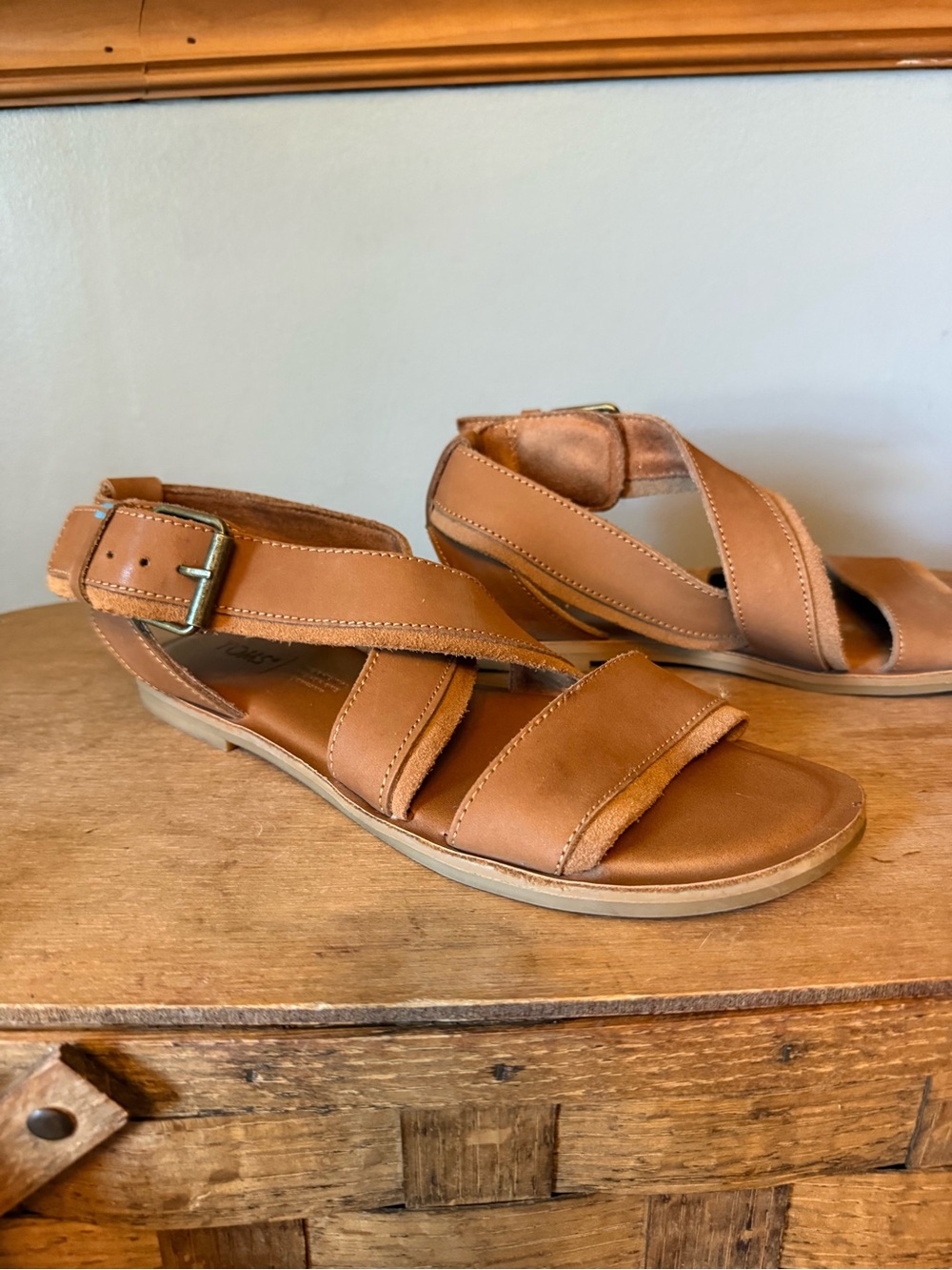 TOMS Sidney Flat Strappy Leather Sandals Tan 7.5 ft